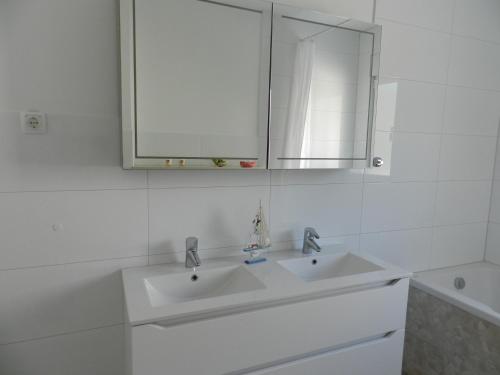 Three-Bedroom Apartment with Balcony and Sea View image 10