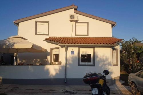 Apartments with a parking space Valbandon Fazana - 15225 