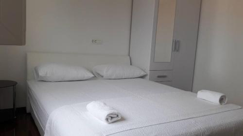 One-Bedroom Apartment with Terrace and Sea View image 3