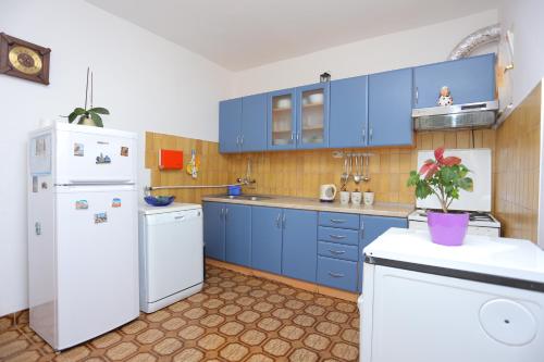 Apartments with a swimming pool Mali Rat (Omis) - 9698 - image 10