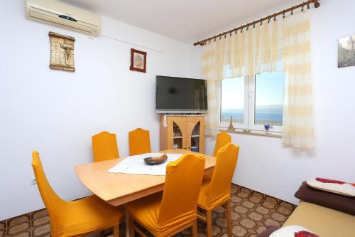 Apartments with a swimming pool Mali Rat (Omis) - 9698 - image 8