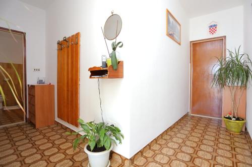 Apartments with a swimming pool Mali Rat (Omis) - 9698 - image 11