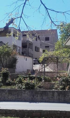 Apartments with a parking space Supetar Brac - 12624 