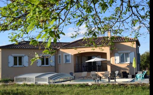 Villa de charme avec piscine couverte et 2500m2 de terrain - Accommodation - Lablachère