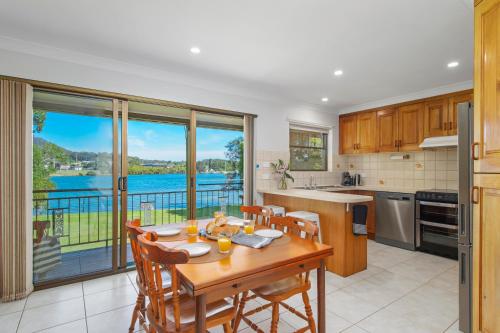Létesítmények, Punt House - riverfront home with ramp access in Dunbogan