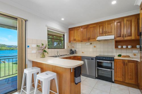 Punt House - riverfront home with ramp access in Dunbogan