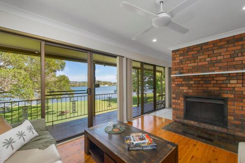 Pub/Lounge, Punt House - riverfront home with ramp access in Dunbogan