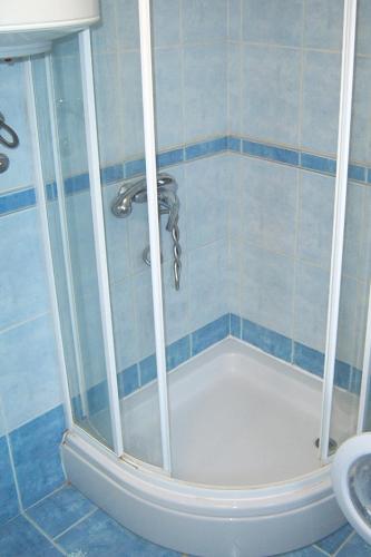 One-Bedroom Apartment with Balcony and Sea View image 4