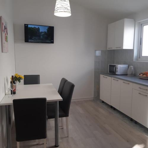 Two-Bedroom Apartment with Balcony and Sea View image 3