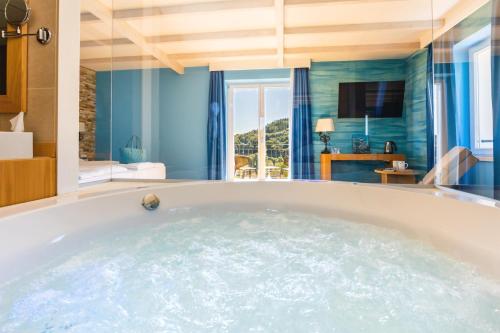 Suite with Hot Tub