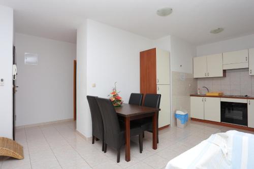 Apartments with a swimming pool Mastrinka Ciovo - 11717 - image 12