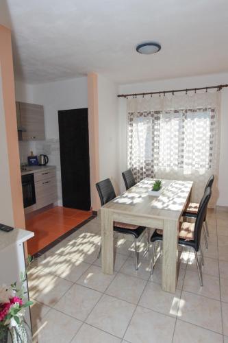 Two-Bedroom Apartment with Balcony and Sea View image 3