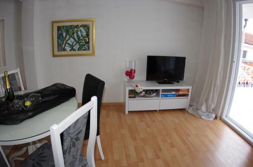 One-Bedroom Apartment with Balcony and Sea View image 10