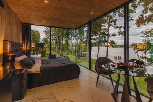 7Mirrors in 新葉爾加華