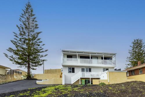 Singleton Beach Holiday House 4 Bedroom - EXECUTIVE ESCAPES