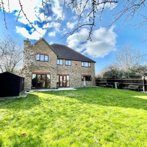 Spacious detached 5 bedroom house with a fireplace