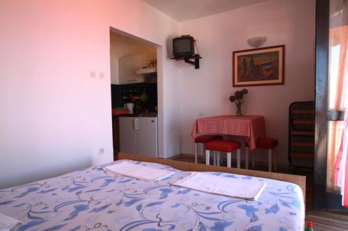 Apartments by the sea Brist, Makarska - 13011