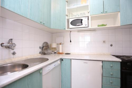 Apartments by the sea Rogoznica - 13012 - image 6