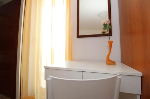 One-Bedroom Apartment with Balcony and Sea View image 8