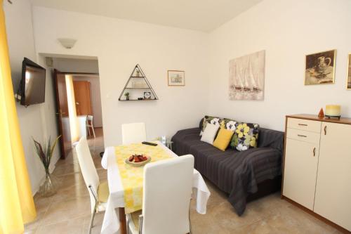 One-Bedroom Apartment with Balcony and Sea View image 4