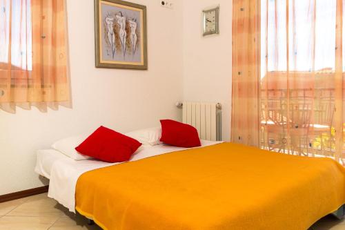 One-Bedroom Apartment with Balcony and Sea View image 2