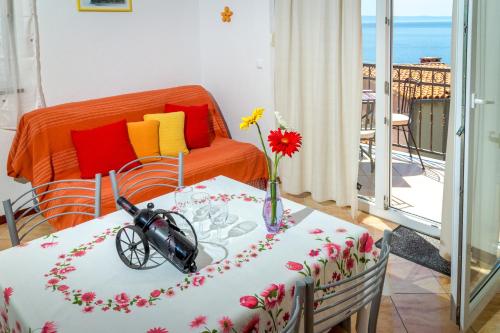 One-Bedroom Apartment with Balcony and Sea View image 3