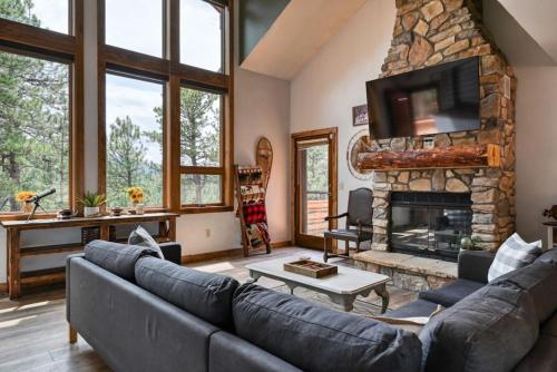 Antlers Ridge, Private Hot Tub, 3 Decks, MTN Views in Woodland Park, USA