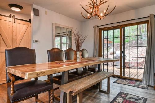 Antlers Ridge, Private Hot Tub, 3 Decks, MTN Views in Woodland Park, USA