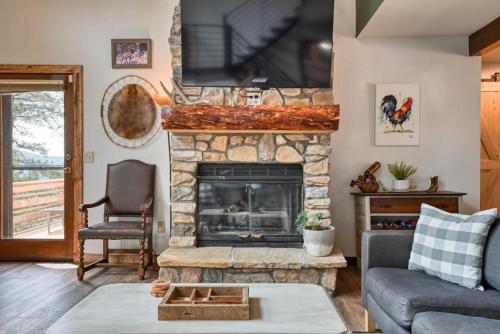 Antlers Ridge, Private Hot Tub, 3 Decks, MTN Views in Woodland Park, USA
