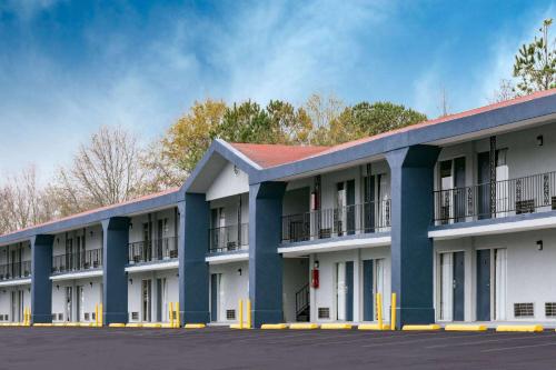 Super 8 by Wyndham Locust Grove - Accommodation