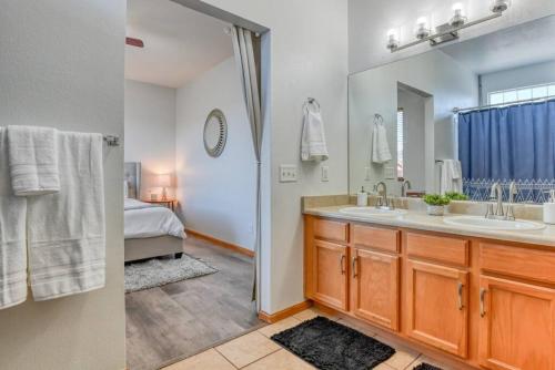Spacious 6-bedroom Near Usafa *Pet Friendly* - Colorado Springs, CO