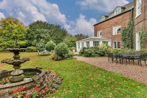 Walcot Hall - Stunning Stately Home set in 27 acres of parkland and sleeping 16+