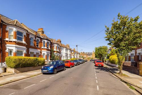 The Fulham Bolthole - Beckoning 2BDR Flat with Garden - image 11