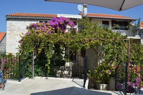 Family friendly apartments with a swimming pool Sutivan, Brac - 14737 - Location saisonnière - Sutivan