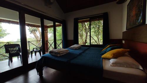1 queen bed, 2 twin beds