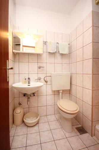 One-Bedroom Apartment with Balcony and Sea View image 3