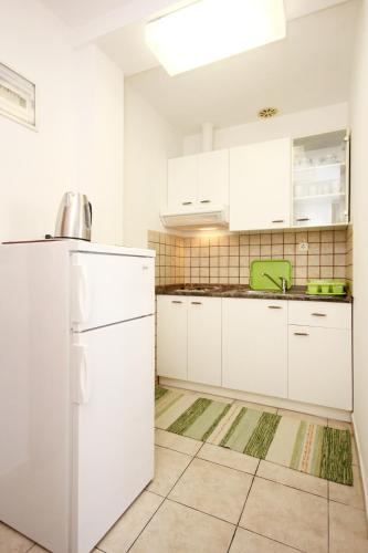 One-Bedroom Apartment with Balcony and Sea View image 6