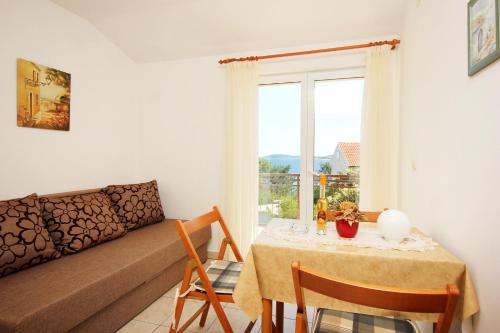 One-Bedroom Apartment with Balcony and Sea View image 7
