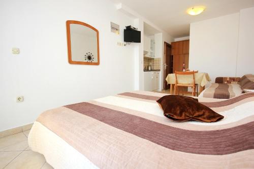 Studio with Balcony and Sea View image 8
