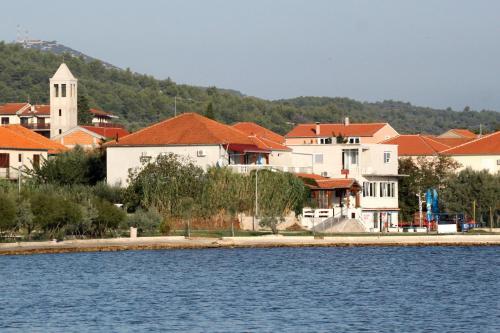  Apartments by the sea Mrljane, Pasman - 319, Pension in Neviđane bei Sit