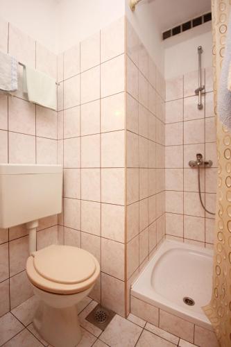 One-Bedroom Apartment with Balcony and Sea View image 4