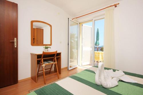 One-Bedroom Apartment with Balcony and Sea View image 2