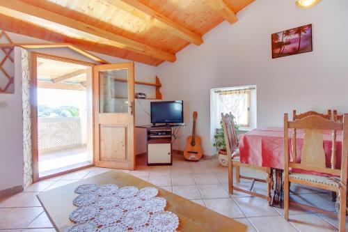 One-Bedroom Apartment with Balcony and Sea View image 4