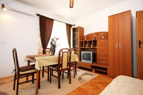 Two-Bedroom Apartment with Terrace and Sea View image 6
