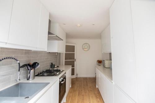 Gorgeous Modern Apartment near Redhill Station inc Private Garden & Parking