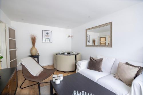 Gorgeous Modern Apartment near Redhill Station inc Private Garden & Parking