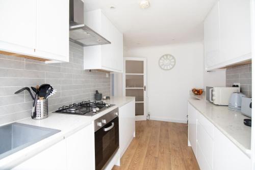 Gorgeous Modern Apartment near Redhill Station inc Private Garden & Parking