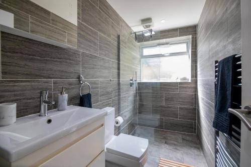 Picture of Gorgeous Modern Apartment Near Redhill Station Inc Private Garden & Parking