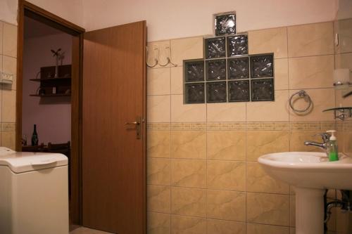 Apartments by the sea Makarska - 15200 - image 2