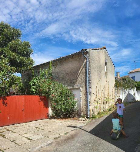 La maison rouge paisible maison de pays